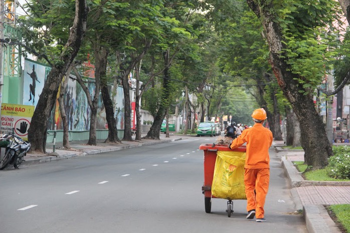 Ngày nghỉ lễ nhưng các công nhân vệ sinh vẫn phải dậy sớm để làm việc.