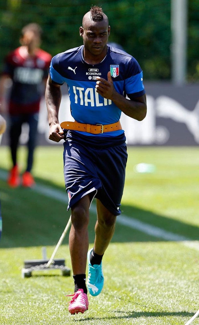 Balotelli nỗ lực trên sân tập cùng tuyển Ý sau mùa giải thất vọng với AC Milan  Ảnh: REUTERS