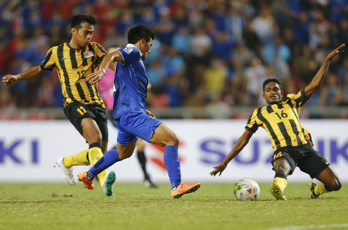 Kroekrit Thawikan (giữa) trong pha ghi bàn ấn định chiến thắng 2-0 cho Thái Lan tối 17-12 Ảnh: REUTERS