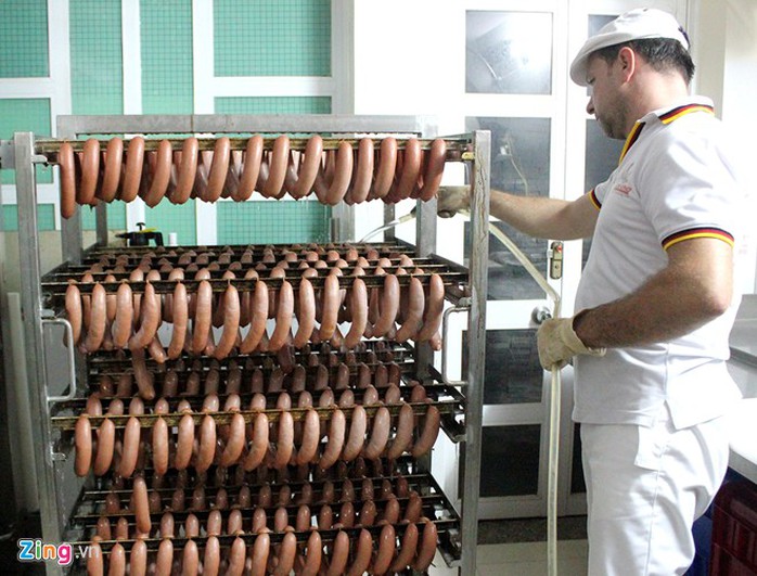 Xúc xích sau khi ra lò sẽ được làm nguội bằng nước lạnh. Với 50 kg thịt tươi có thể làm ra từ 800 - 1.000 cây.