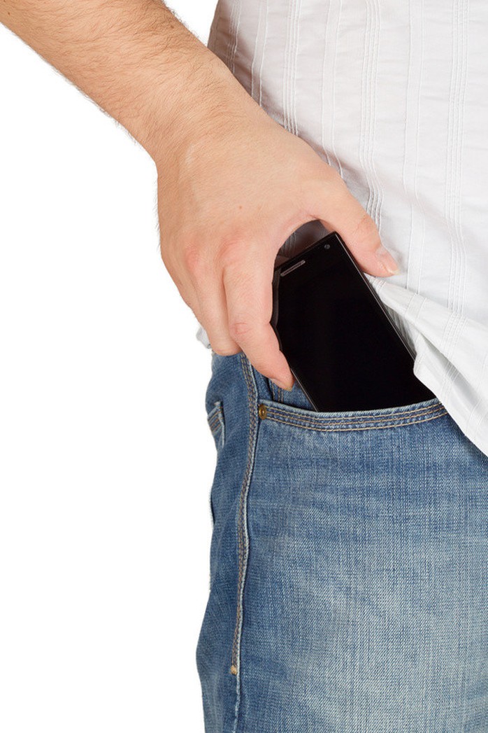 Để điện thoại trong túi quần có thể ảnh hưởng cơ hội làm cha. Ảnh: Science Daily