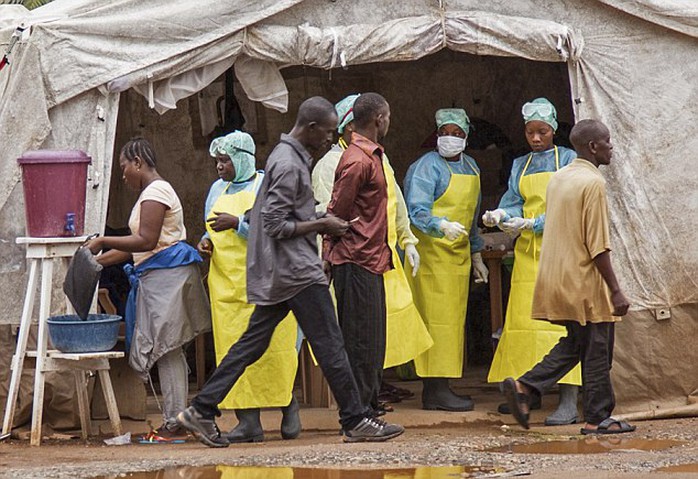 Các nhân viên y tế sàng lọc người nhiễm virus Ebola trước khi vào bệnh viện thủ đô Sierra Leone - một quốc gia Tây Phi nằm trong ổ dịch