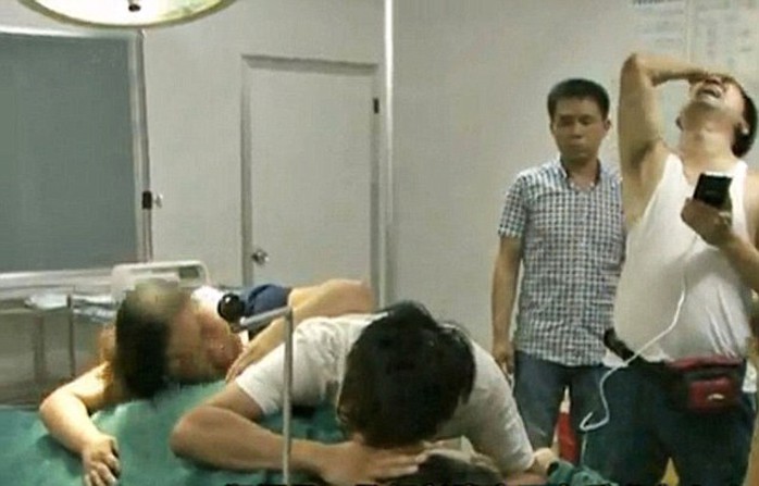 Liu Hsiung đau đớn ôm xác vợ