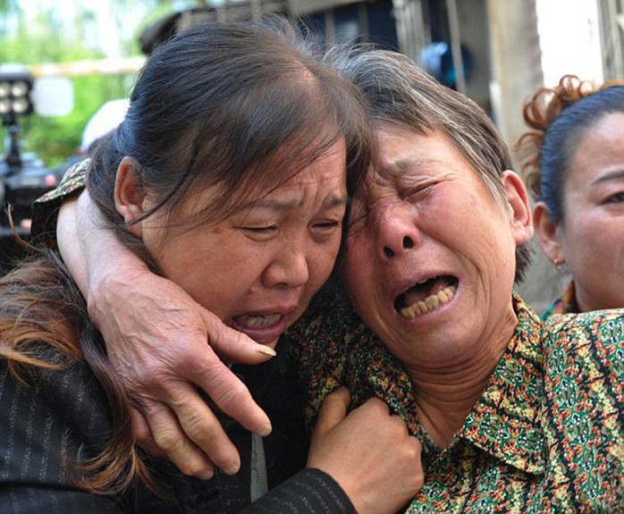 Bà Jiang Ai-wu (trái) gặp lại mẹ Ju Yeh sau 37 năm. Ảnh: Daily Mail