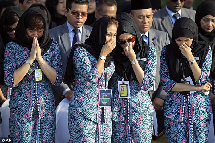 Tiếp viên hàng Malaysia Airline xúc động lúc bàn giao thi thể nạn nhân MH17