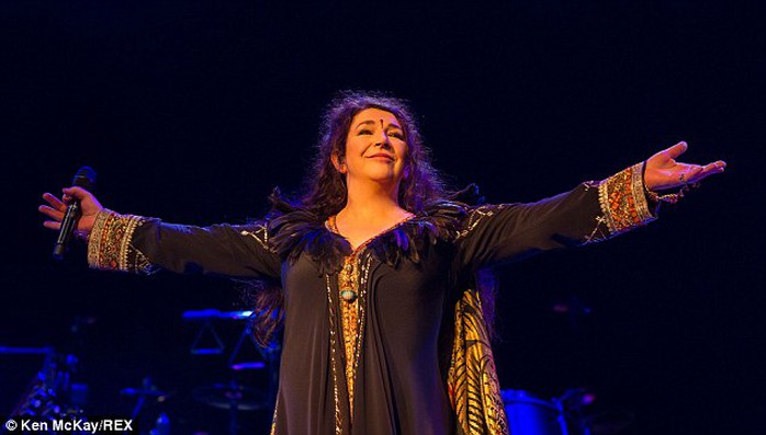 Kate Bush xinh đẹp trên sân khấu