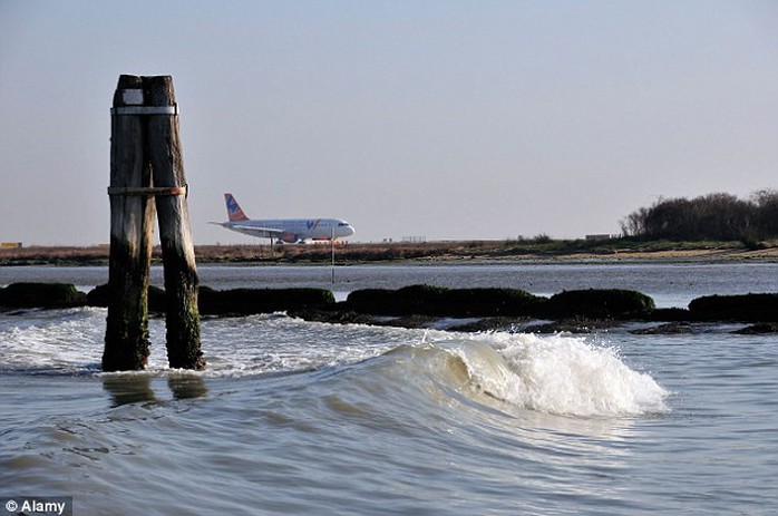 Chiếc máy bay sau đó đã hạ cánh an toàn tại sân bay Marco Polo ở bờ biển TP Venice, Ý. Ảnh: Alamy