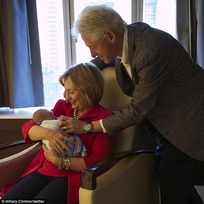 Ông bà Clinton hạnh phúc ôm cháu