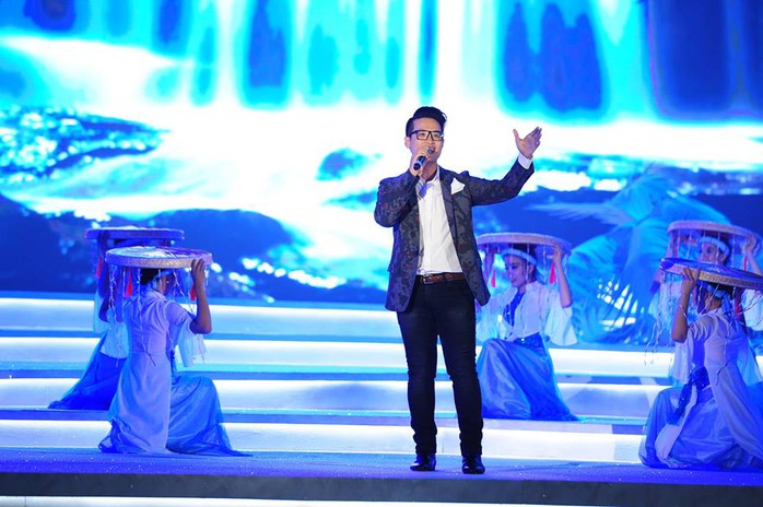 Hà Anh Tuấn trình diễn trên sân khấu Hoa hậu Việt Nam 2014