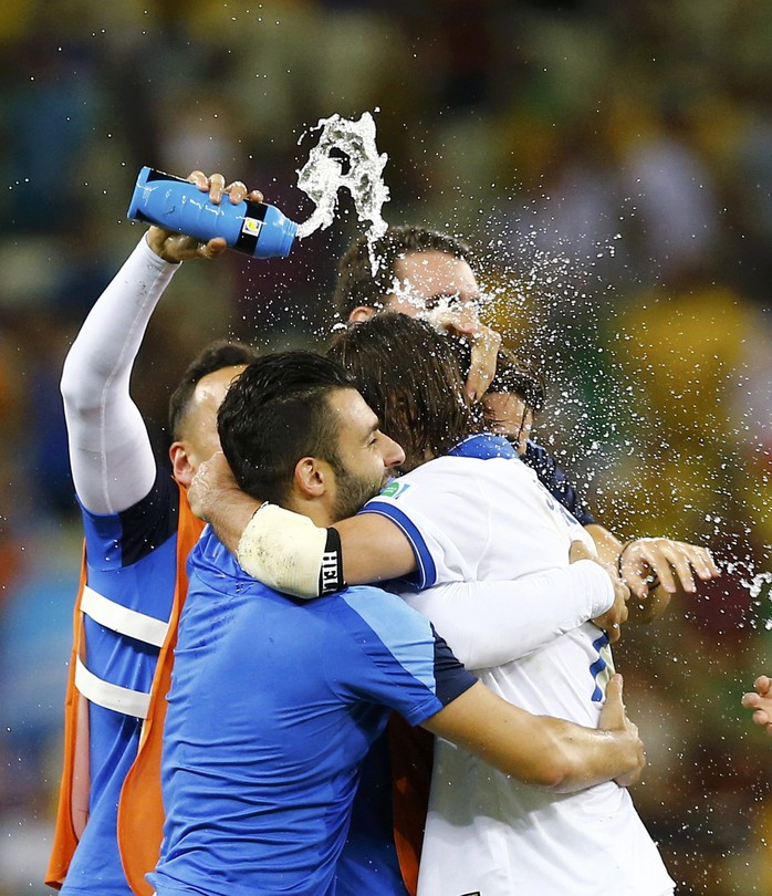 Cầu thủ Hy Lạp ăn mừng sau trận thắng Bờ Biển Ngà    Ảnh: REUTERS
