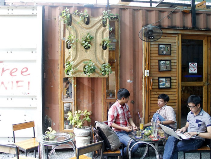 Khách hàng của quán chủ yếu là những bạn trẻ yêu sáng tạo, yêu sự thay đổi bởi Cafe container luôn làm mới phong cách. Khách hàng của quán chủ yếu là những bạn trẻ yêu sáng tạo, yêu sự thay đổi bởi Cafe container luôn làm mới phong cách.