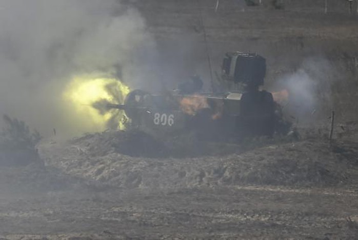 Hệ thống tên lửa phòng không của Ukraine tham gia tập trận gần làng Goncharivske hôm 14-3. Ảnh: Reuters