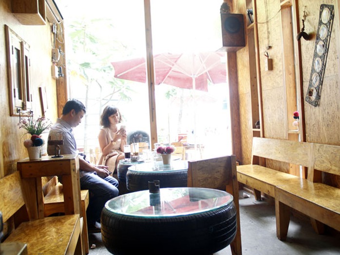 “Mình rất ấn tượng với quán bởi một phong cách lạ mắt, tận dụng được những đồ vật bỏ đi để tạo nên một không gian đẹp, vừa góp phần bảo vệ môi trường” - chị Lê Nguyễn Hương Giang, một khách hàng cho biết. “Mình rất ấn tượng với quán bởi một phong cách lạ mắt, tận dụng được những đồ vật bỏ đi để tạo nên một không gian đẹp, vừa góp phần bảo vệ môi trường” - chị Lê Nguyễn Hương Giang, một khách hàng cho biết.