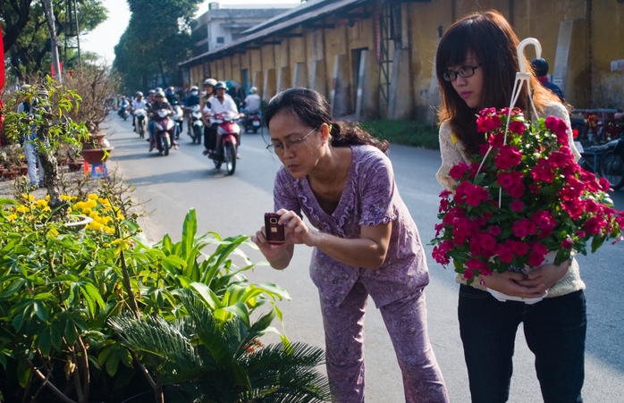 Giỏ hoa này được bán với giá 150.000 đồng. Người dân có xu hướng lựa mua những chậu hoa từ mức giá này trở xuống.