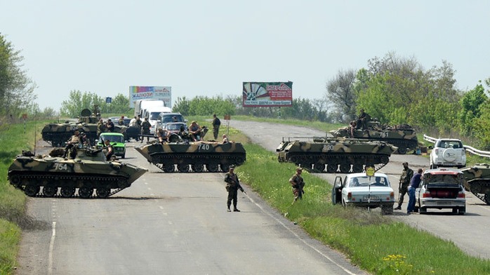 Một trạm kiểm soát của quân đội Ukraine trên con đường nối liền Kramatorsk và Slavyansk. Ảnh: RIA Novosti