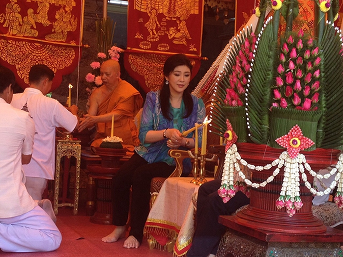 Bà Yingluck tại chùa Wat Phrathat hôm 14-5. Ảnh: Bangkok Post