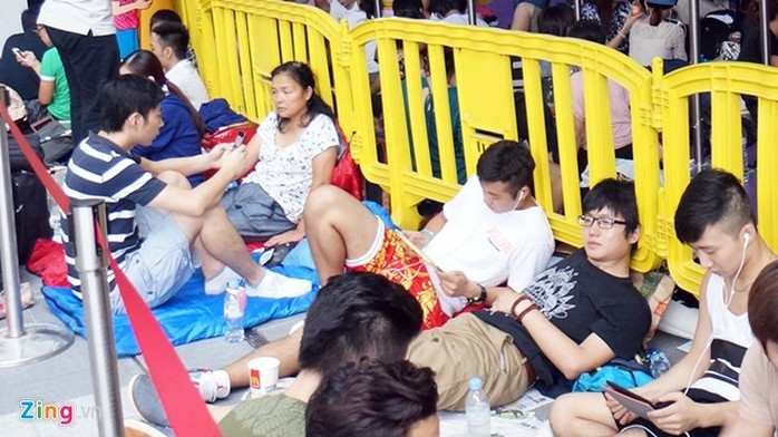 Người Việt ăn ngủ vạ vật chờ mua iPhone 6 ở Singapore