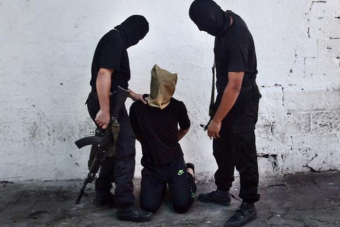 Hamas hành quyết gián điệp của Israel. Ảnh: Worldtribune