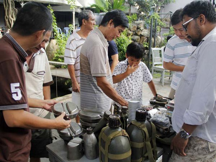 Bi-đông đựng nước cũ có giá từ 200.000 - 500.000 đồng. Bi-đông đựng nước cũ có giá từ 200.000 - 500.000 đồng.
