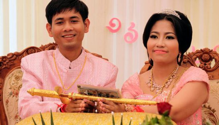 Patchata gặp chồng khi du học ở Malaysia. Ảnh: Phnom Penh Post