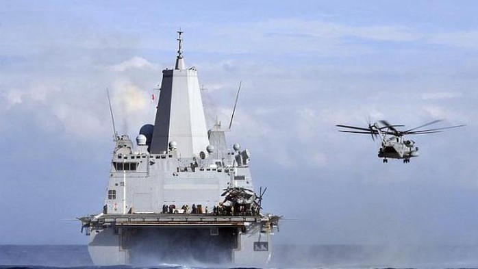 Một chiếc trực thăng CH-53 Sea Stallion cất cánh từ boong tàu USS Mesa Verde trong một cuộc tập trận trên Địa Trung Hải. Ảnh: REUTERS