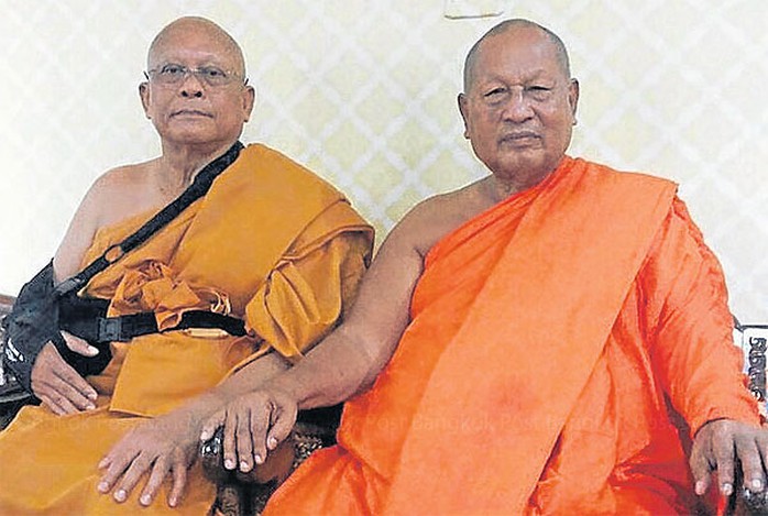 Ông Suthep (trái) bên cạnh một nhà sư ở chùa Ta Sai hôm 15-7. Ảnh: Bangkok Post
