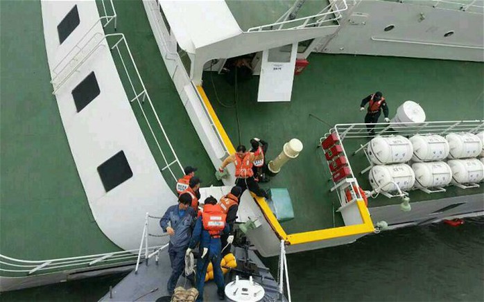 Lee Joon-seok (thứ 3 từ phải sang) được cảnh sát biển cứu khỏi tàu chìm hôm 16-4... Ảnh: EPA