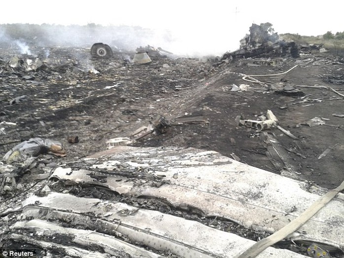 Hiện trường máy bay rơi gần Grabovo của vùng Donetsk. Các nhân chứng cho biết thi thể các nạn nhân văng xa nhiều km. Ảnh: Reuters