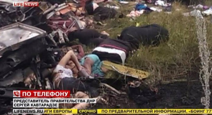 Những hình ảnh khủng khiếp tại hiện trường. Toàn bộ người trên máy bay đều thiệt mạng. Ảnh: LIFE NEWS