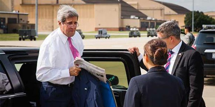 Ngoại trưởng Mỹ John Kerry đã đến Ấn Độ  để thảo luận các cải cách thương mại toàn cầu nhưng không rõ ông có đề cập đến vấn đề trừng phạt hay không. Ảnh: Reuters