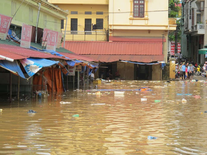 Nhiều khu vực ở trung tâm TP Lạng Sơn đã bị ngập sâu, không thể đi lại trong ngày và đêm 17-9
