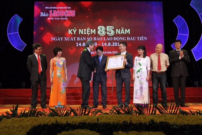 Ông Đinh Thế Huynh-Ủy viên Bộ Chính trị, Bí thư Trung ương Đảng, Trưởng ban Tuyên giáo Trung ương, trao Huân chương Độc lập hạng Nhất cho báo Lao Động.