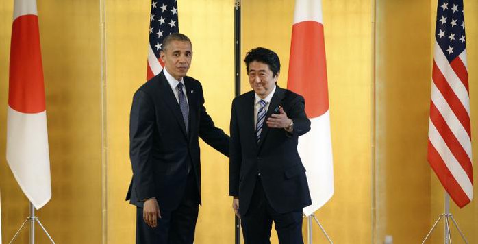 Tổng thống Mỹ Barack Obama (trái) và Thủ tướng Nhật Bản Shinzo Abe tại cung điện Akasaka ở Tokyo hôm 24-4. Ảnh: Reuters