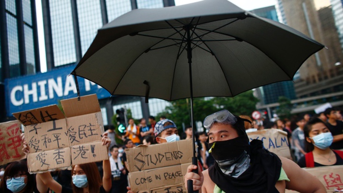 Người biểu tình tập trung quanh quảng trường Golden Bauhinia ở Hồng Kông hôm 1-10. Ảnh: Reuters