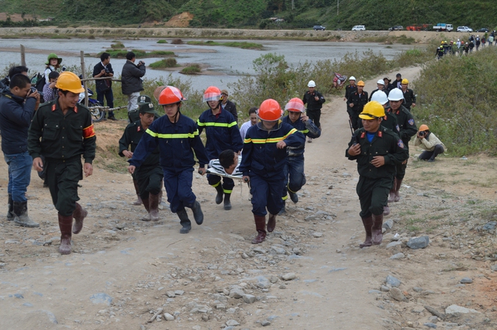 Trong lúc chờ đợi, công an TP HCM, công an Lâm Đồng cùng sở Y tế tỉnh Lâm Đồng diễn tập cứu hộ các nạn nhân trong trường hợp các nạn nhân yếu sức khi ra ngoài