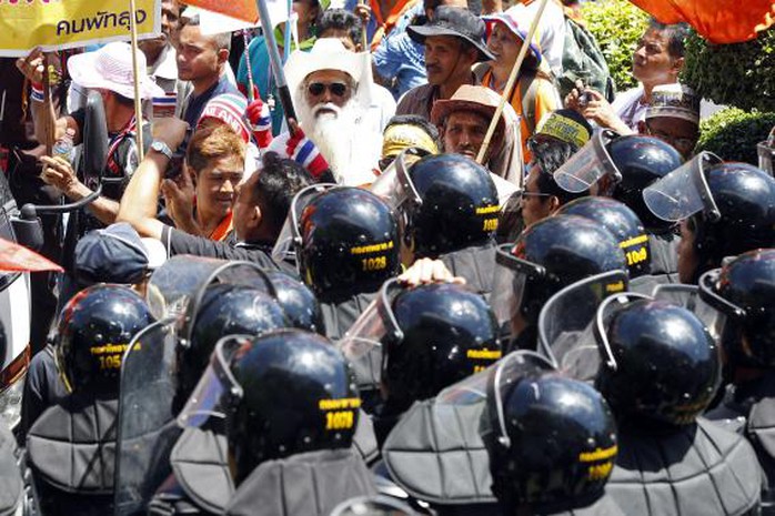 Cảnh sát trấn áp người biểu tình ở Đài Tưởng niệm Dân chủ tại Bangkok hôm 15-5. Ảnh: Reuters