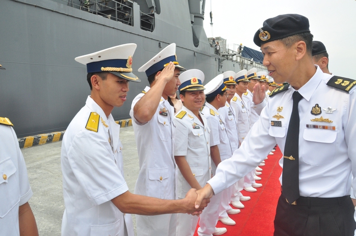 Lực lượng Hải quân hai nước Việt Nam - Singapore chào xã giao tại lễ đón tàu RSS Resolution, sáng 4-3