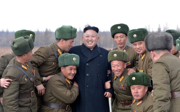 Lãnh đạo Triều Tiên Kim Jong-un và các tướng lĩnh quân đội - Ảnh: Reuters