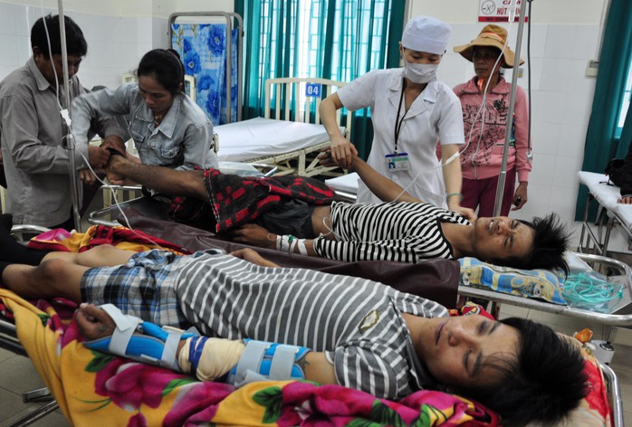 Hai ngư dân sau khi bị Trung Quốc tấn công được chăm sóc tại bệnh viện