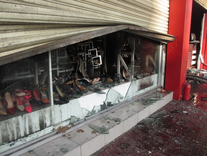 Nấm cửa cuốn trước shop đóng chặt khi xảy ra cháy
