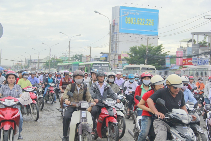 Các thí sinh và phụ huynh kẹt cứng tại khu vực cầu Ông Dầu trên Quốc lộ 13 (quận Thủ Đức).