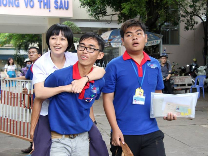 Em Đinh Thị Thùy Linh (19 tuổi, huyện Eakar, Đắk Lắk) bị tàn tật không thể đi lại, được các bạn tình nguyện viên cõng ra vào phòng thi.