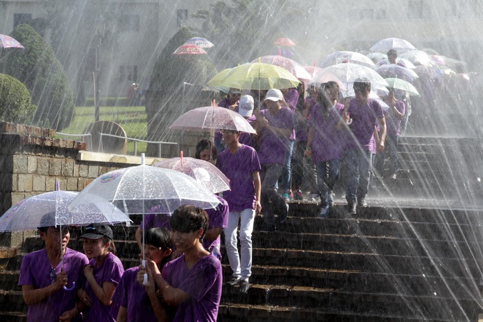 Không có mưa tự nhiên, BTC lễ hội đành dùng mưa nhân tạo