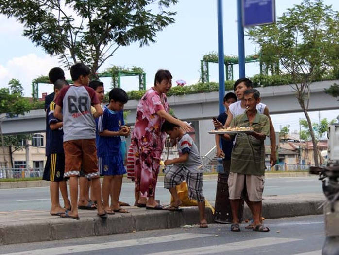 Bà Phối Vĩ Hứa (ngụ quận 6, TP HCM) ngao ngán, lắc đầu: “Ngày xưa, tục giật cô hồn chỉ có những đứa trẻ nghèo trong xóm. Nay người ta biến tướng, cúng cả tiền, có nhà đổi gần cả triệu đồng tiền lẻ để rải khiến nhiều người nổi lòng tham, sinh ra cướp giật”.