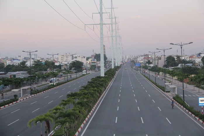 Tuyến đường mang tên cố Thủ tướng Phạm Văn Đồng rộng thênh thang, vắng lặng phương tiện.