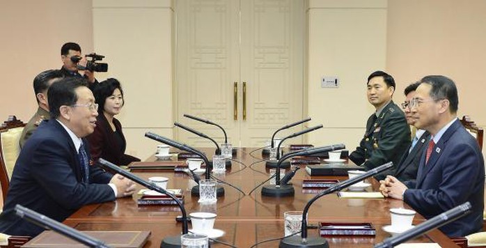 Đoàn đại biểu cấp cao hai miền Triều Tiên họp mặt hồi tháng 2 tại làng Bàn Môn Điếm. Ảnh: Reuters