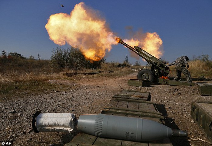 Quân ly khai nã pháo vào vị trí quân chính phủ ở TP Donetsk. Ảnh: AP