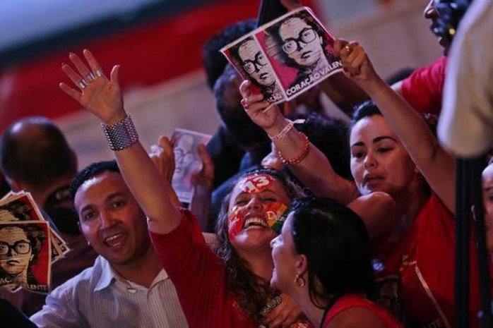 Người ủng hộ bà Rousseff tổ chức ăn mừng. Ảnh: Reuters