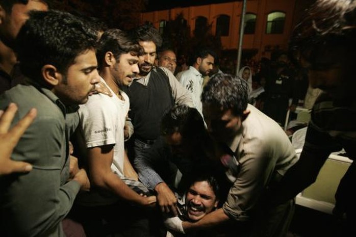 Người đàn ông đau đớn vì mất người thân trong vụ đánh bom. Ảnh: Reuters