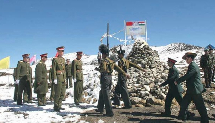 Quân đội Trung Quốc và Ấn Độ tại khu vực  Ladakh. Ảnh: Zee News
